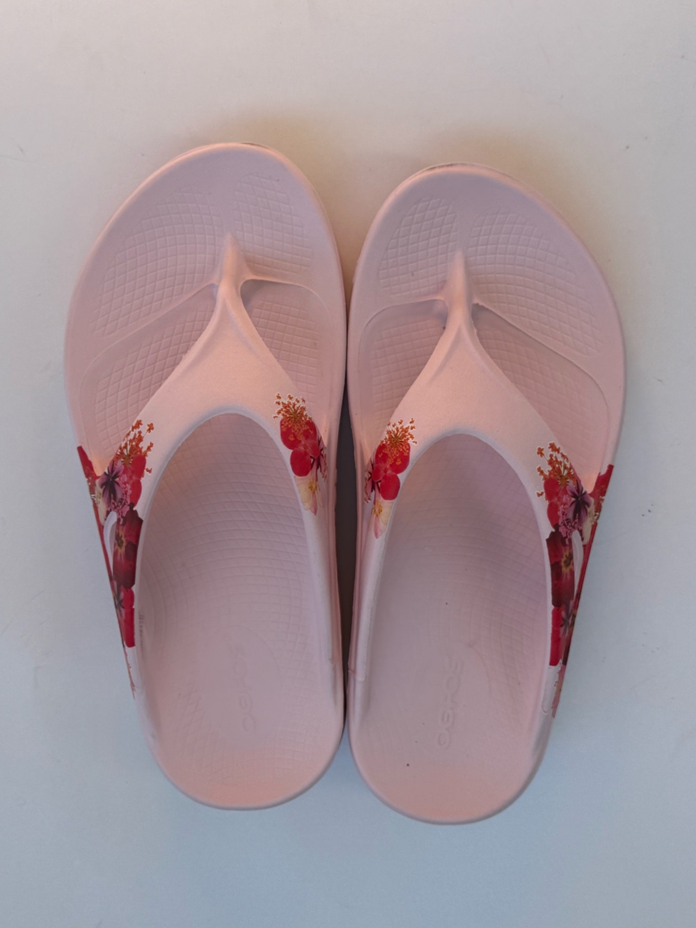 Oofos Pink Floral Limited Edition M4 W8 Sandals